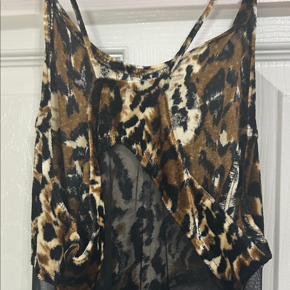 Elegant sheer back Leopard Print Maxi Dress with Mesh midrif and back and slits - Picture 7 of 12